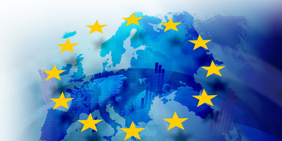 Die Bildkomposition zeigt eine Europakarte, ineinanderkopiert mit einer Weltkarte der westlichen Welt und eine angedeutete Weltkugel mit zwei Säulendiagrammen. Auf der Europakarte liegen die im Kreis angeordneten gelben Sterne der Europaflagge.