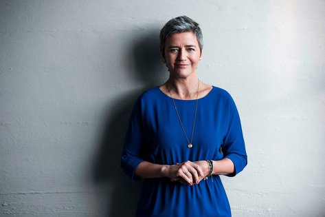 Porträt von Frau Margarethe Vestager. Sie trägt ein blaues Kleid.